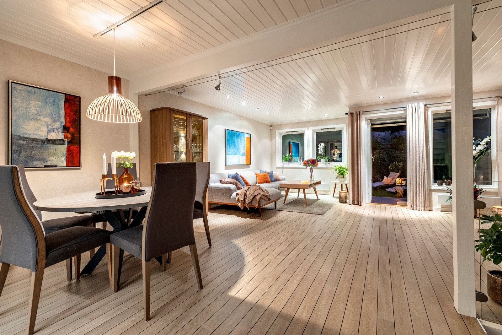 Den sydvendte markterrassen og hagen gir en fin romforlengelse i sommerhalvåret. Galleribilde