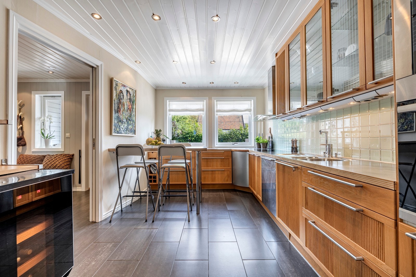 Kjøkkenet har langstrakte benkeflater som innbyr til baking og spennende kokkelering. Galleribilde