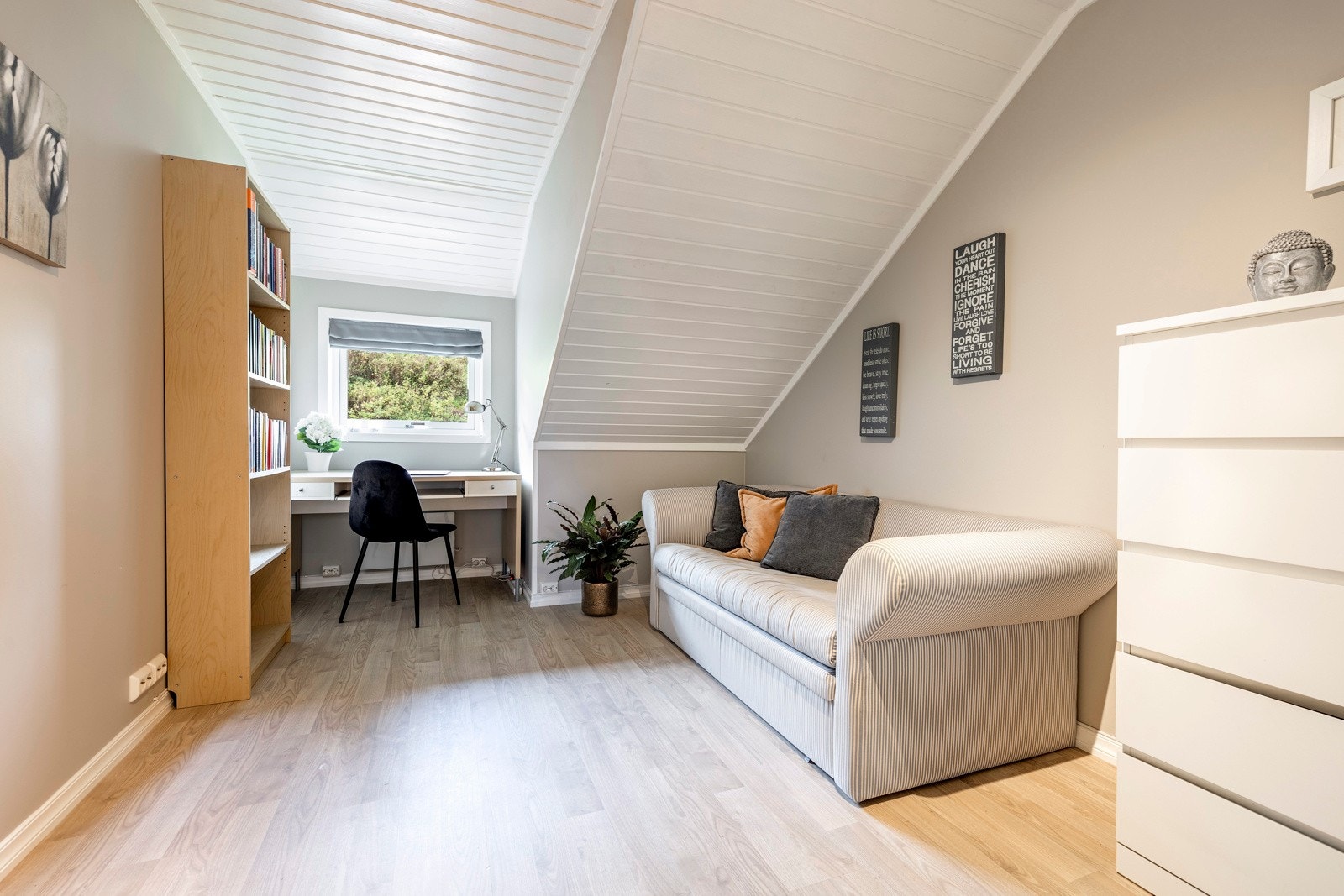 Det ble lagt nye, tidsmessige laminatgulv i 2. etasje i 2021. Galleribilde