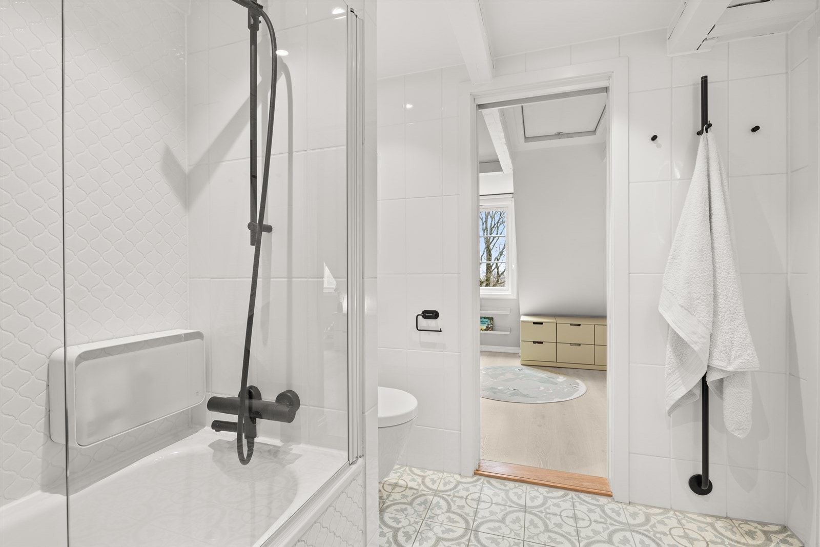 Badet er utstyrt med veggmontert klosett, servant/baderomsinnredning og opplegg for vaskemaskin. Til familiens store glede har badet et flott badekar med dusj som innbyr til egen-tid. I tillegg er det smart håndkletørker. Galleribilde
