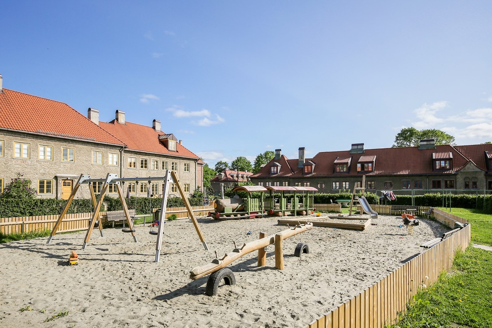 Store felles grøntarealer med tilbud for alle aldersgrupper: sandkasser, dumphusker, trampoliner, husker og lekeapparater for de minste. Fotball- og basketballbane for de eldre og treningsapparater for voksne. Galleribilde