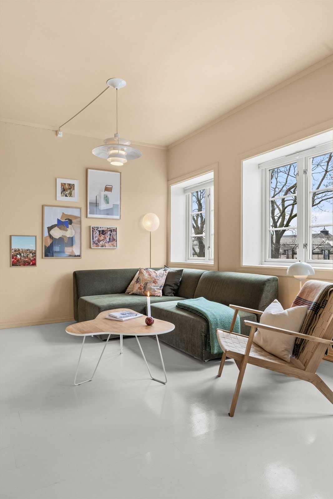 Her får dere et hjem som er godt vedlikeholdt og ivaretatt gjennom årene. Stuen skal sies å være av god størrelse, og med rikelig av lysinnslipp Galleribilde