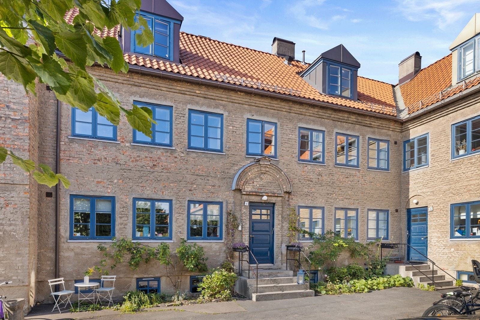 Leiligheten har en populær beliggenhet, stille og tilbaketrukket, men samtidig midt i byen. Inngang via felles oppgang med adkomst fra fremsiden av gården. Galleribilde