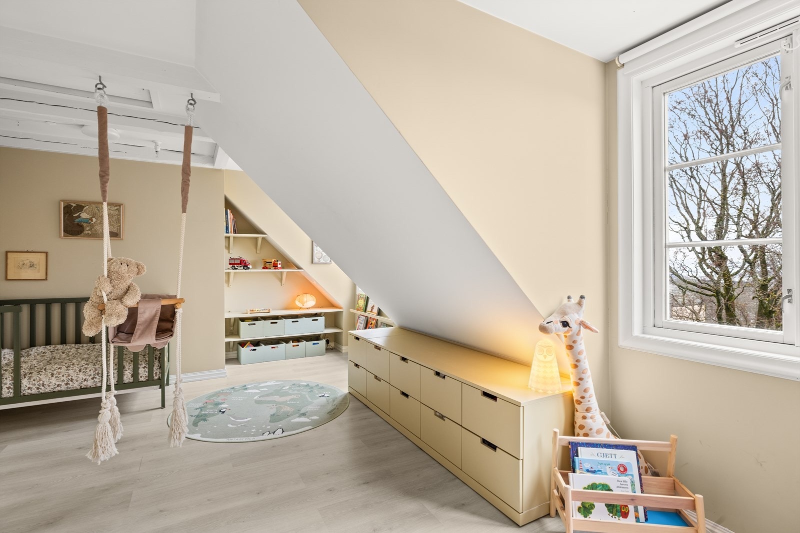 Barnerommet er en trygg plass for ville eventyr og rampete mesterverk, og herlige fargevalg gir rom for inspirasjon og kreativitet. Galleribilde