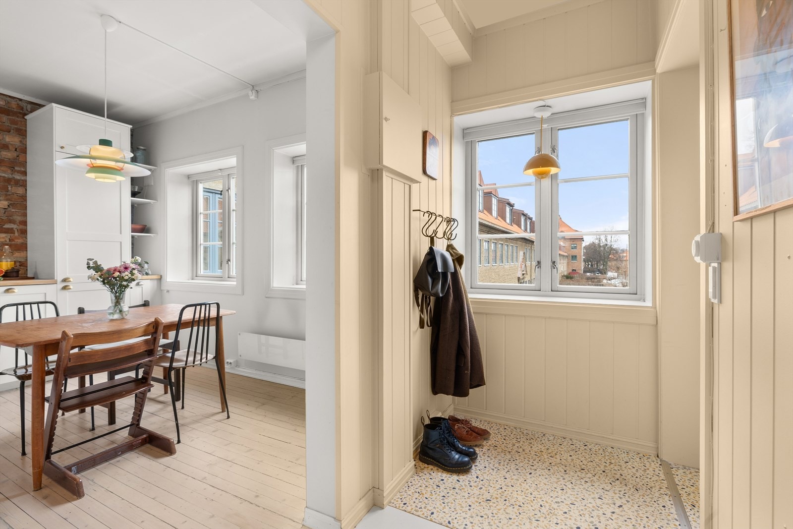 Entréen byr på plass til å henge fra seg tøy og sette fra seg sko. Galleribilde