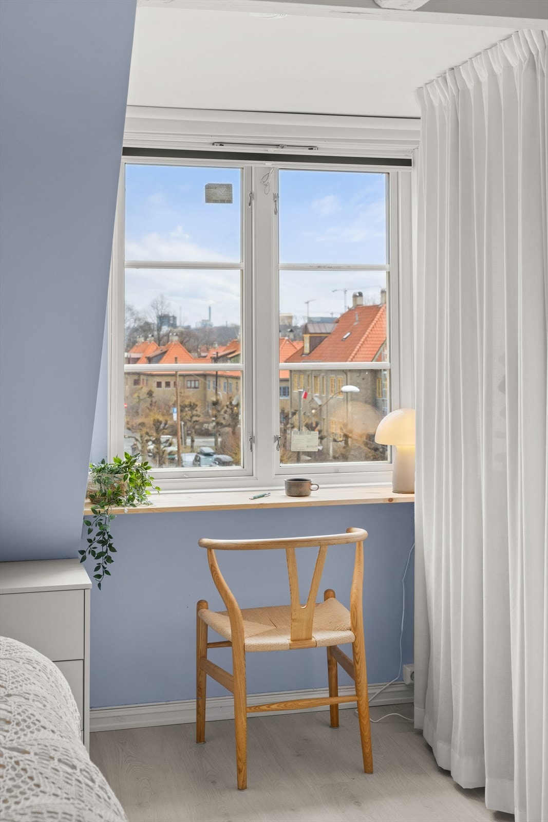 Godt med naturlig lys sørger for en behagelig romfølelse og en god start på dagen. Galleribilde