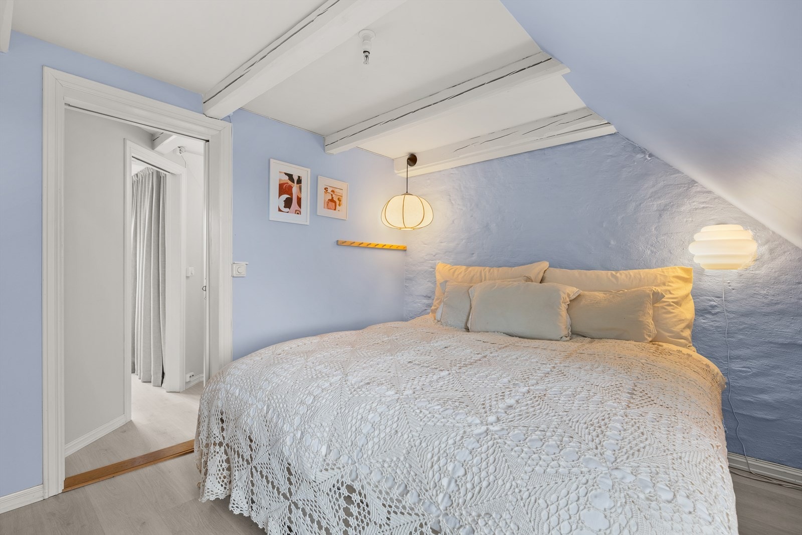 Her er det plass til dobbeltseng og nattbord. Galleribilde