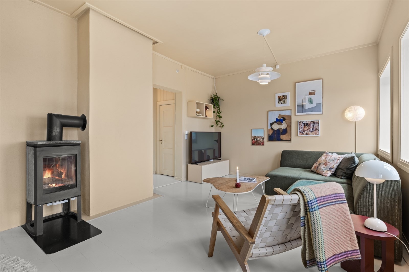 Stuen er romslig og trivelig med god plass til sofagruppe. Galleribilde
