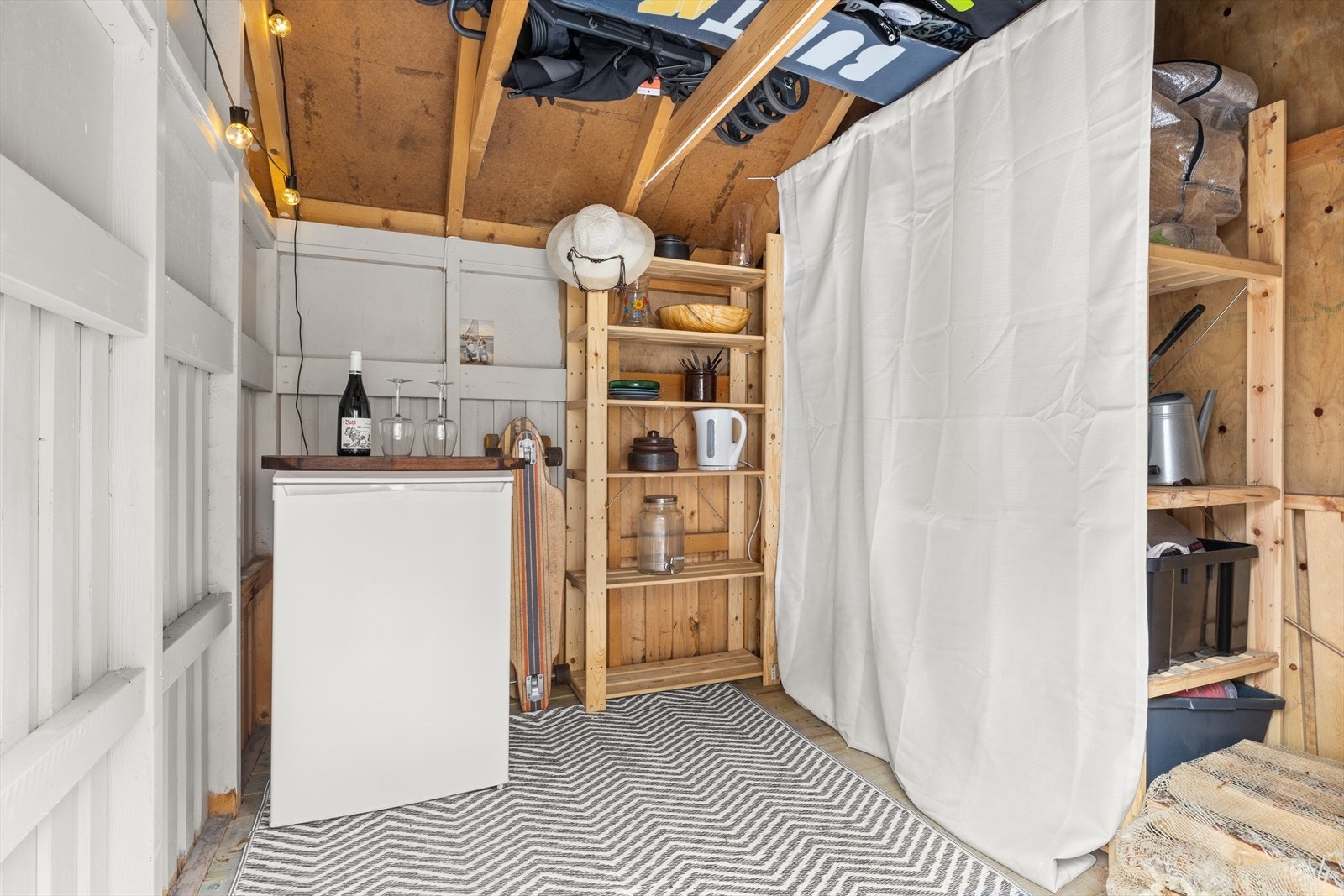 Meget god lagring med en praktisk bod for oppbevaring av hageutstyr, sykler, sportsutstyr, leker og alt som hører hagen med. I tillegg er det hel trappebod utenfor inngangsdøra og loft. Galleribilde
