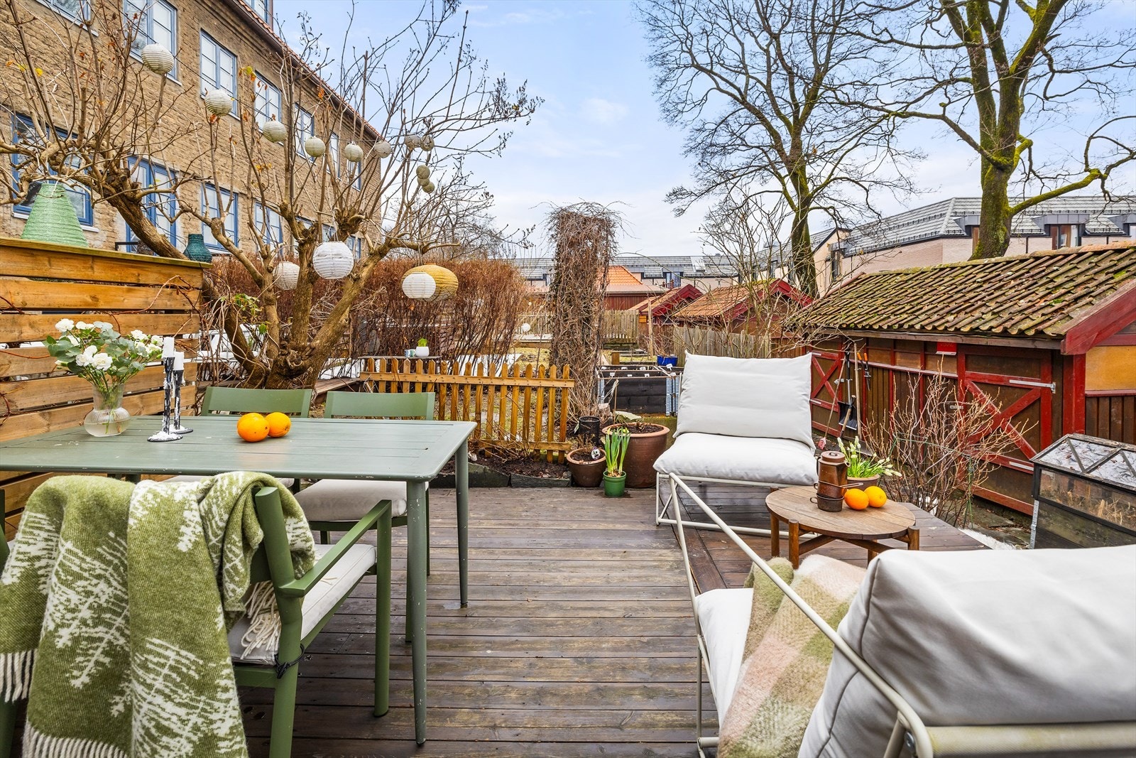 Det er god plass til å innrede med utemøbler og utstyr som vil gjøre hagen til en egen oase, og hvor du virkelig kan nyte sommeren utendørs. Galleribilde