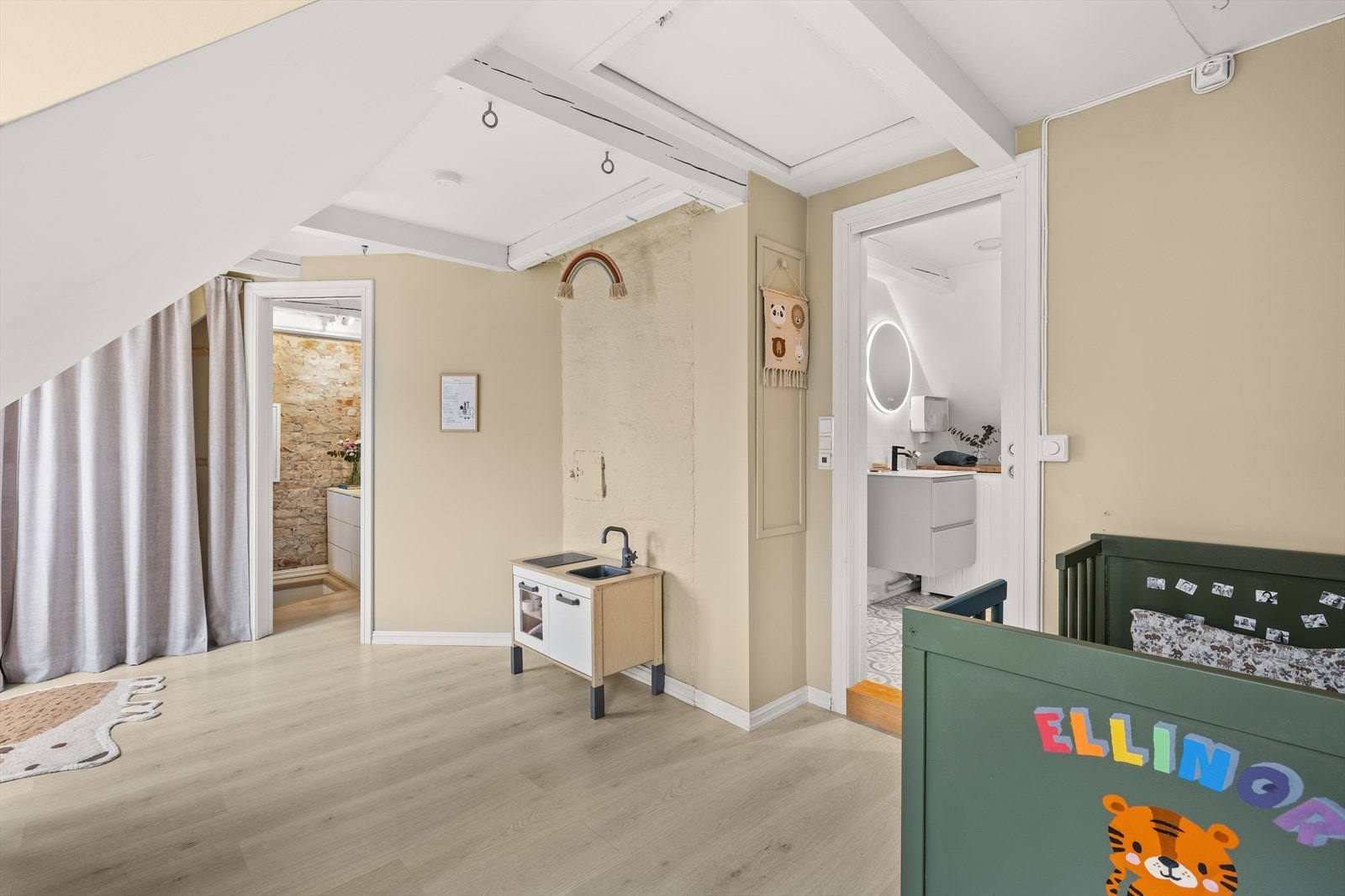 Rommet er stort nok for 2 små barn. Galleribilde