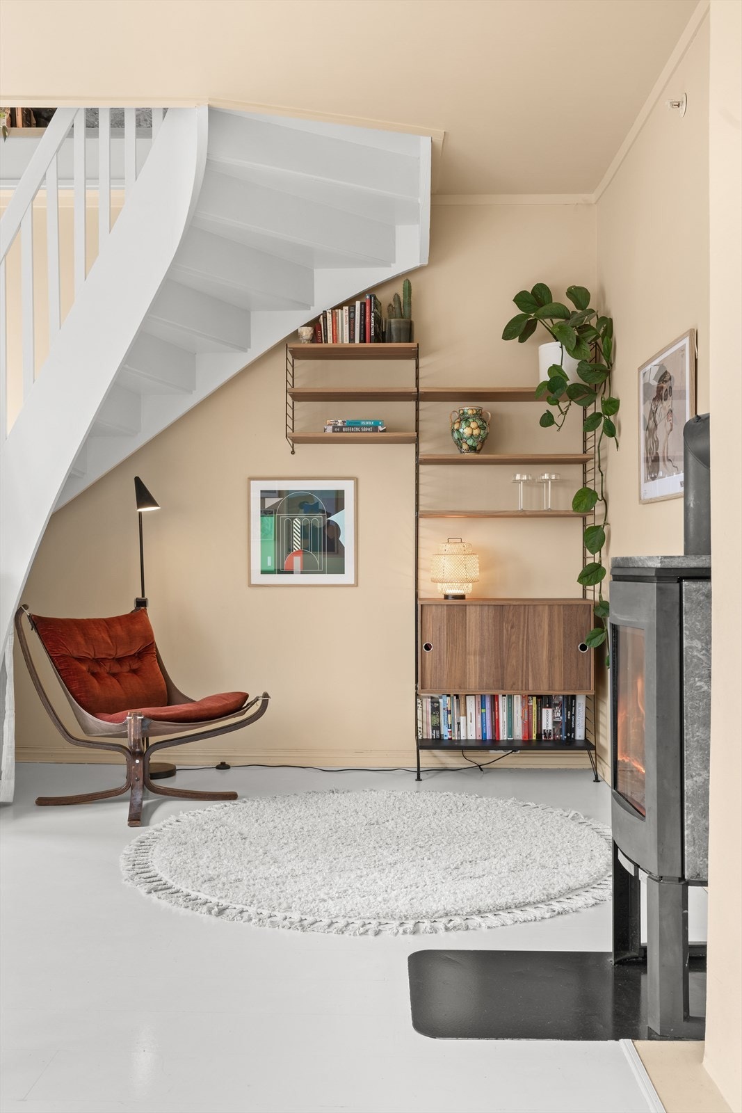 Fra stuen går trapperommet opp til leilighetens loftsetasje. Galleribilde