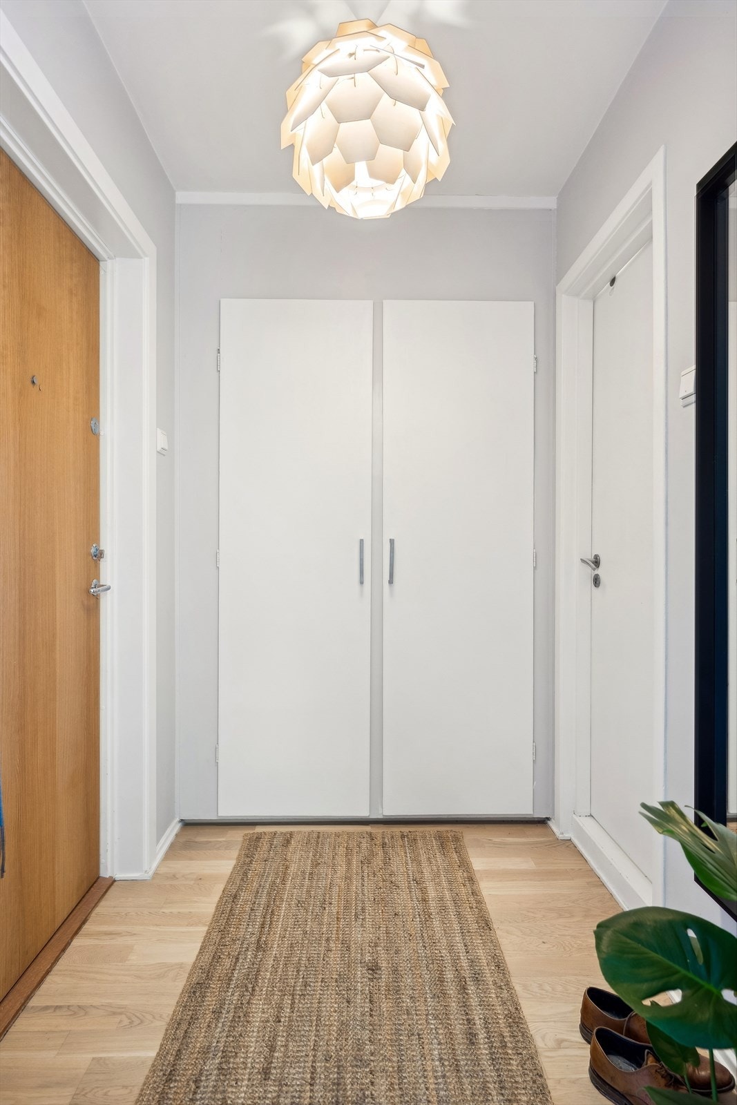 Velkommen inn! Lys og pen gang med plass til yttertøy og sko. Galleribilde