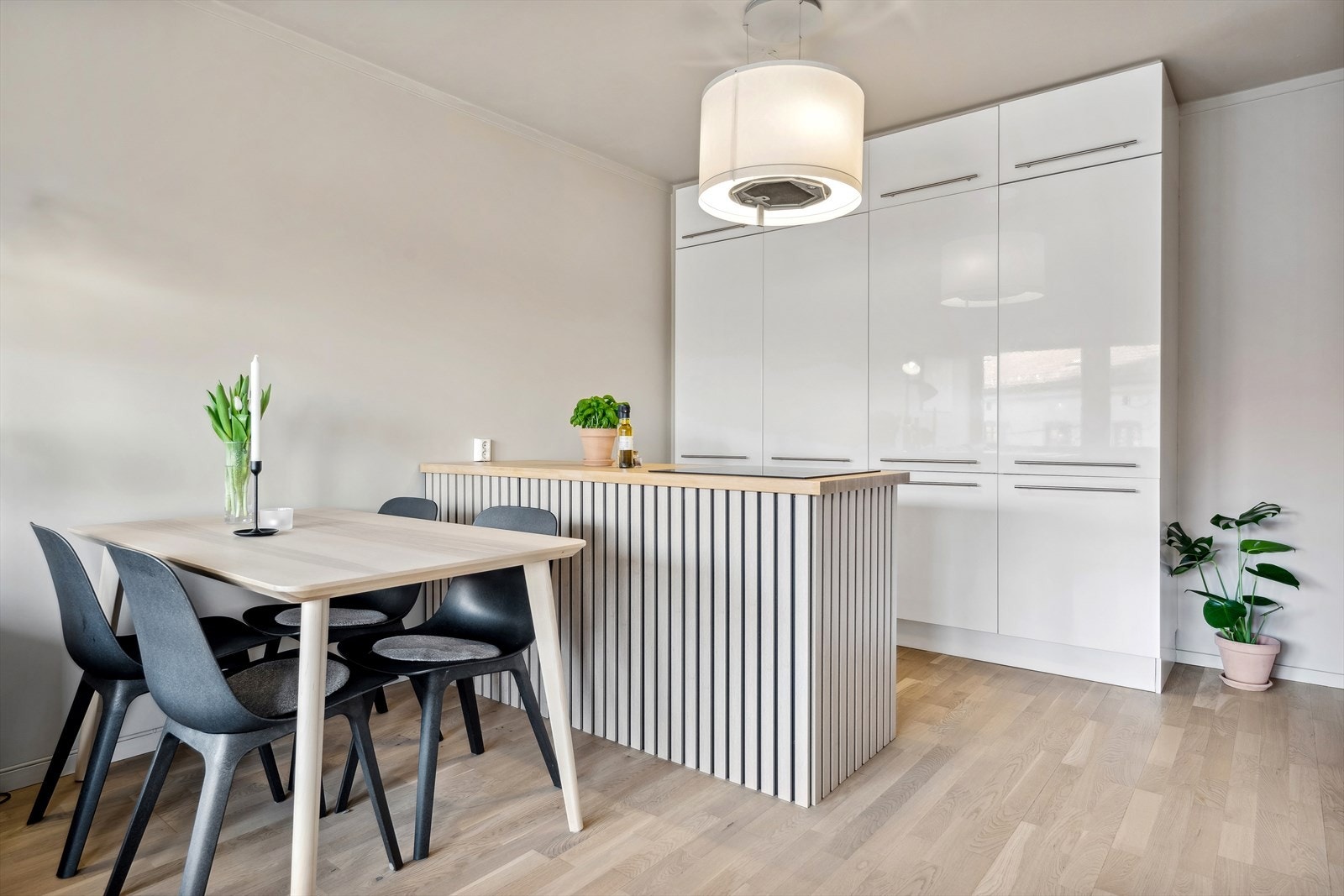 Leiligheten er nymalt med delikate farger, i tillegg er det satt inn lekre spiler på kjøkkenøyen. Galleribilde