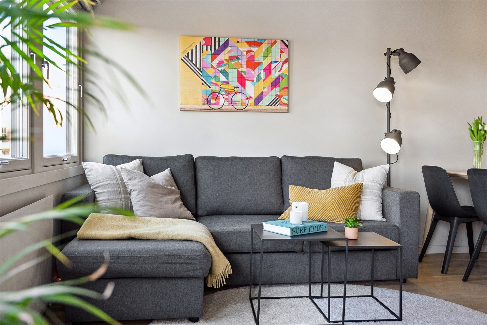 Det er plass til en hyggelig sofagruppe og ønsket oppbevaringsmøblement. Galleribilde