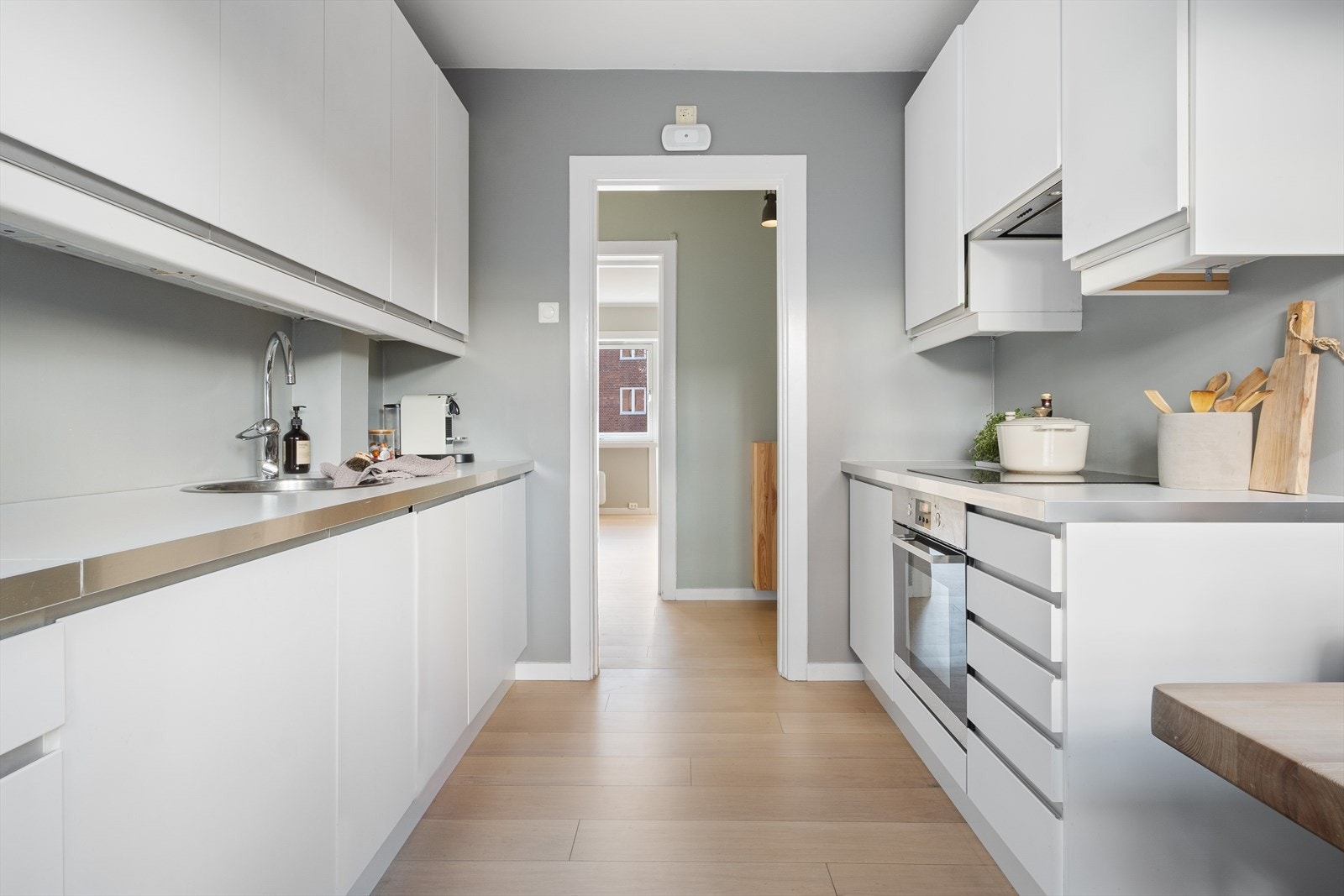 Integrert kjøl-/fryseskap, induksjonstopp, stekeovn og oppvaskmaskin. Kullfilterventilator over kokeplass. Oppvaskmaskin fra 2020. Galleribilde