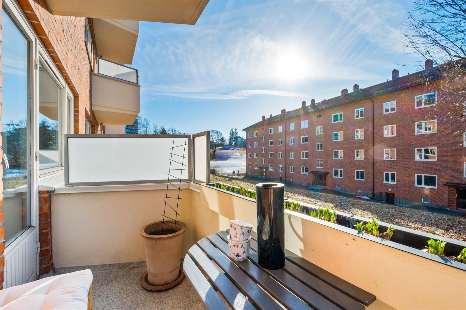 Balkongen har plass til utemøblement og grill. Galleribilde