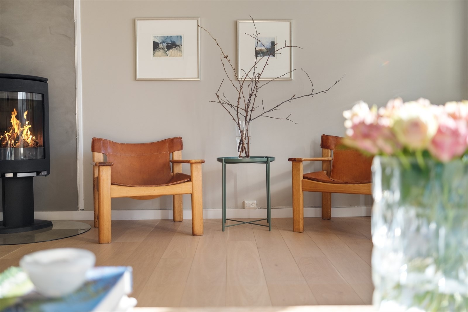 Detaljbilde av stue med energieffektiv peisovn. Galleribilde
