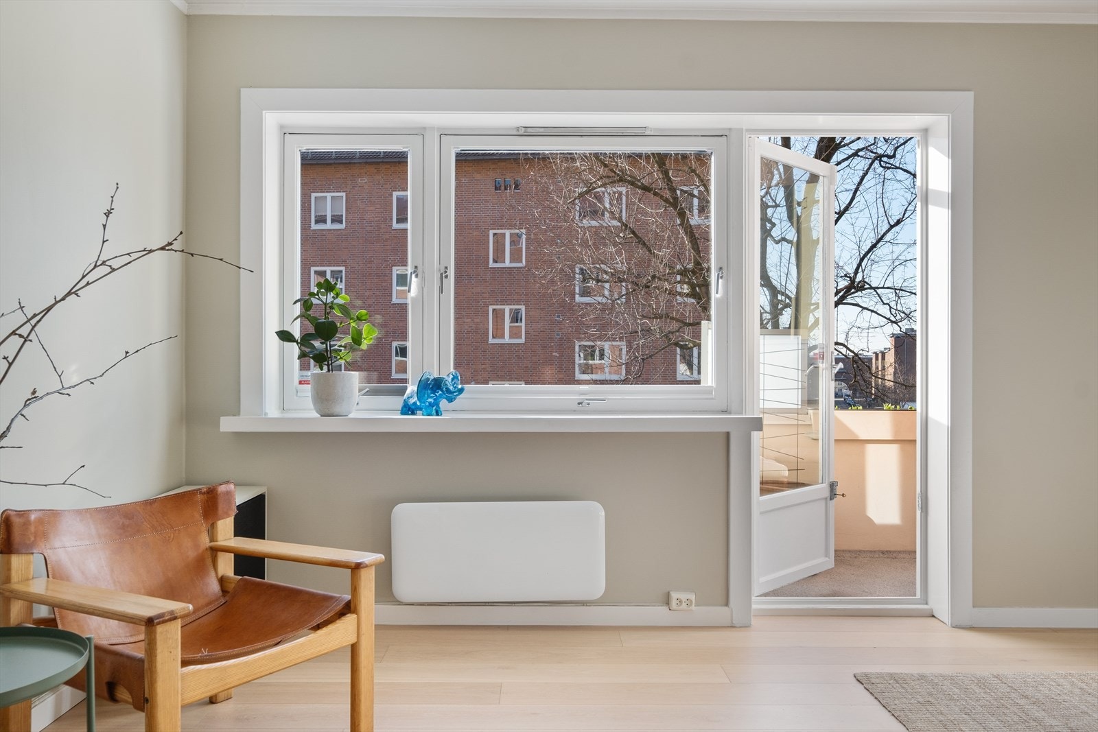 Store vindusflater som gir rikelig med luft og lys i tillegg til utgang til solrik balkong. Galleribilde