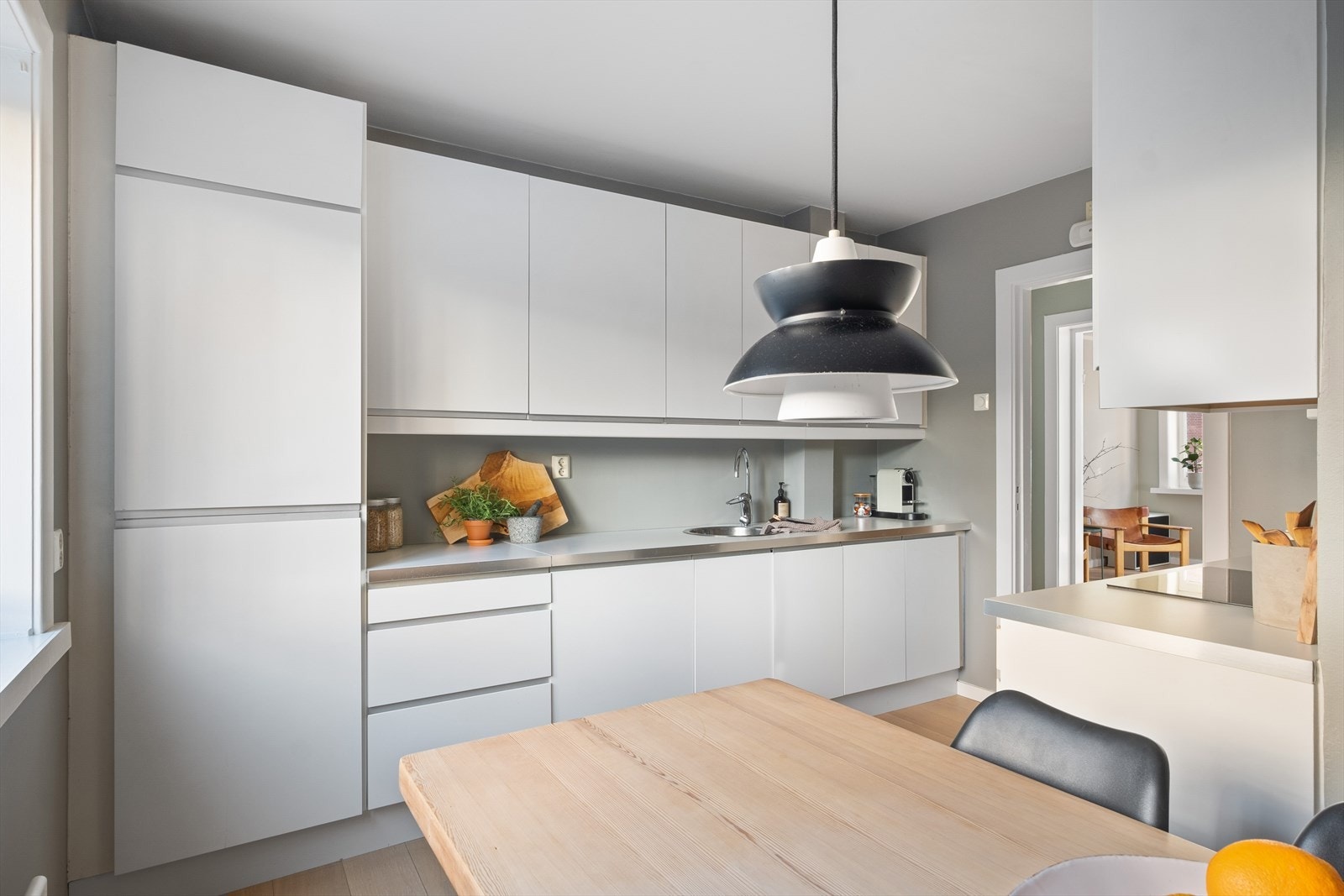 Kjøkkeninnredning med glatte fronter. Laminat benkeplate med nedfelt vaskekum. Galleribilde
