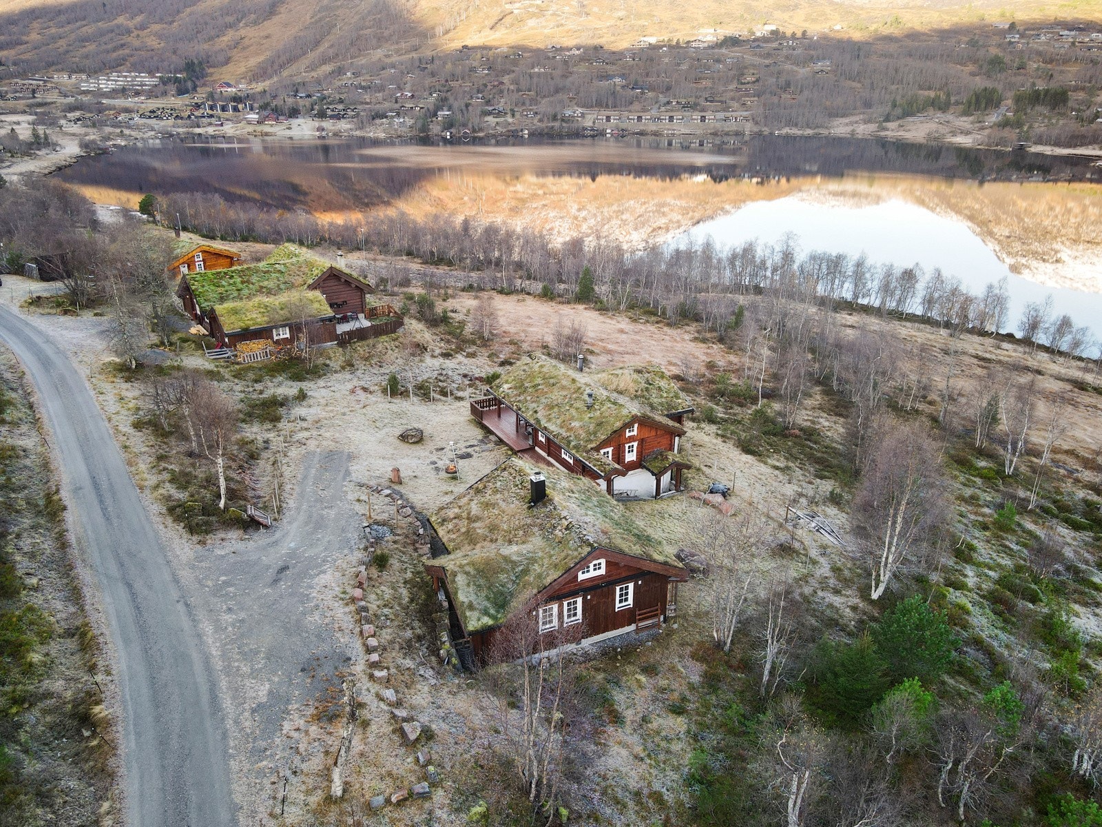 Eiendommen har en nydelig plassering med flott utsikt mot Nysætervannet og fjellene rundt. Galleribilde