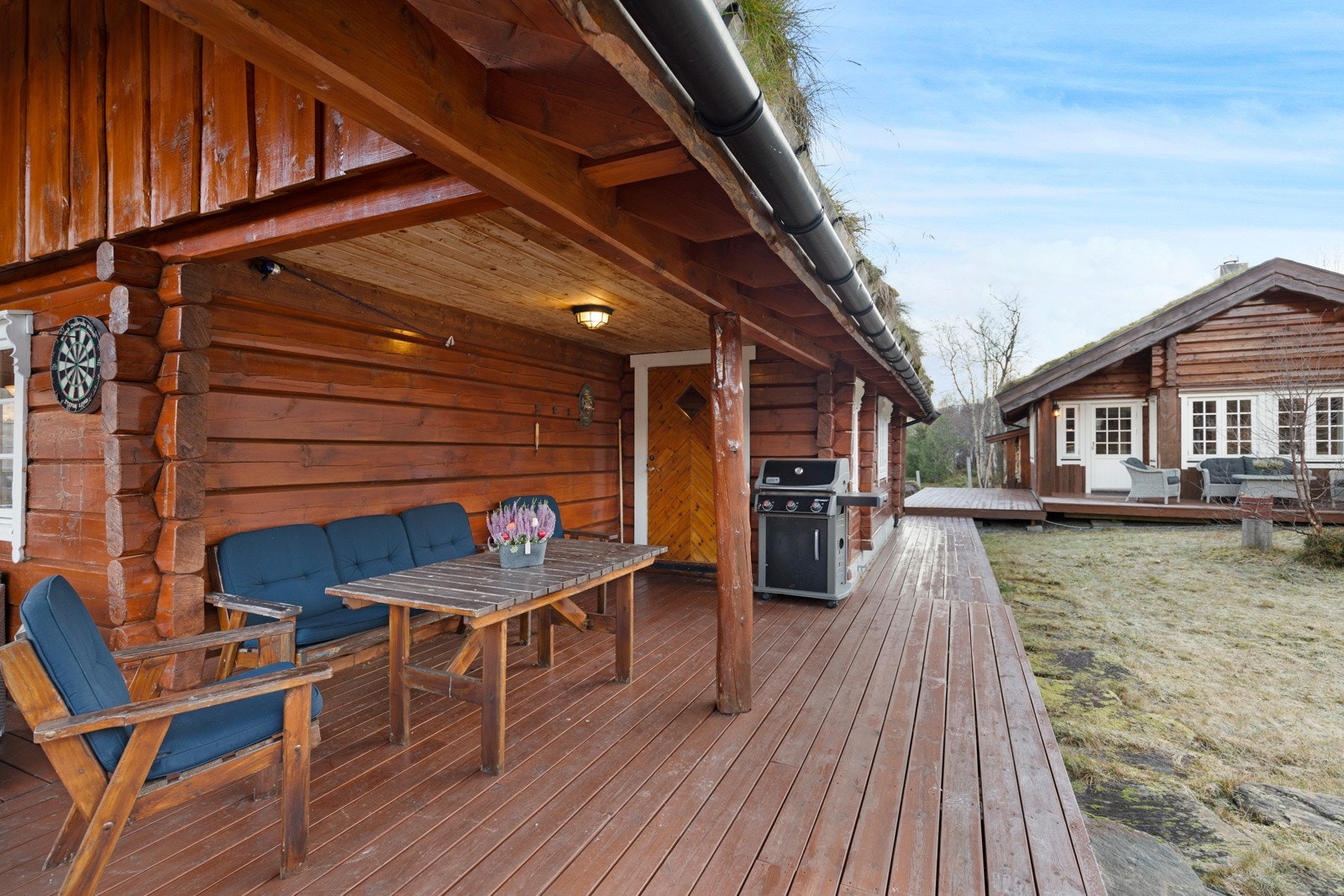 Overbygget inngangsparti ved hovedhytten. Galleribilde