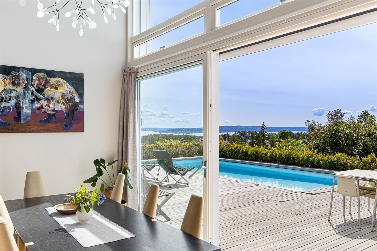 Fra spisestuen i 1. etasje er det adkomst til flere herlige utesoner. Galleribilde