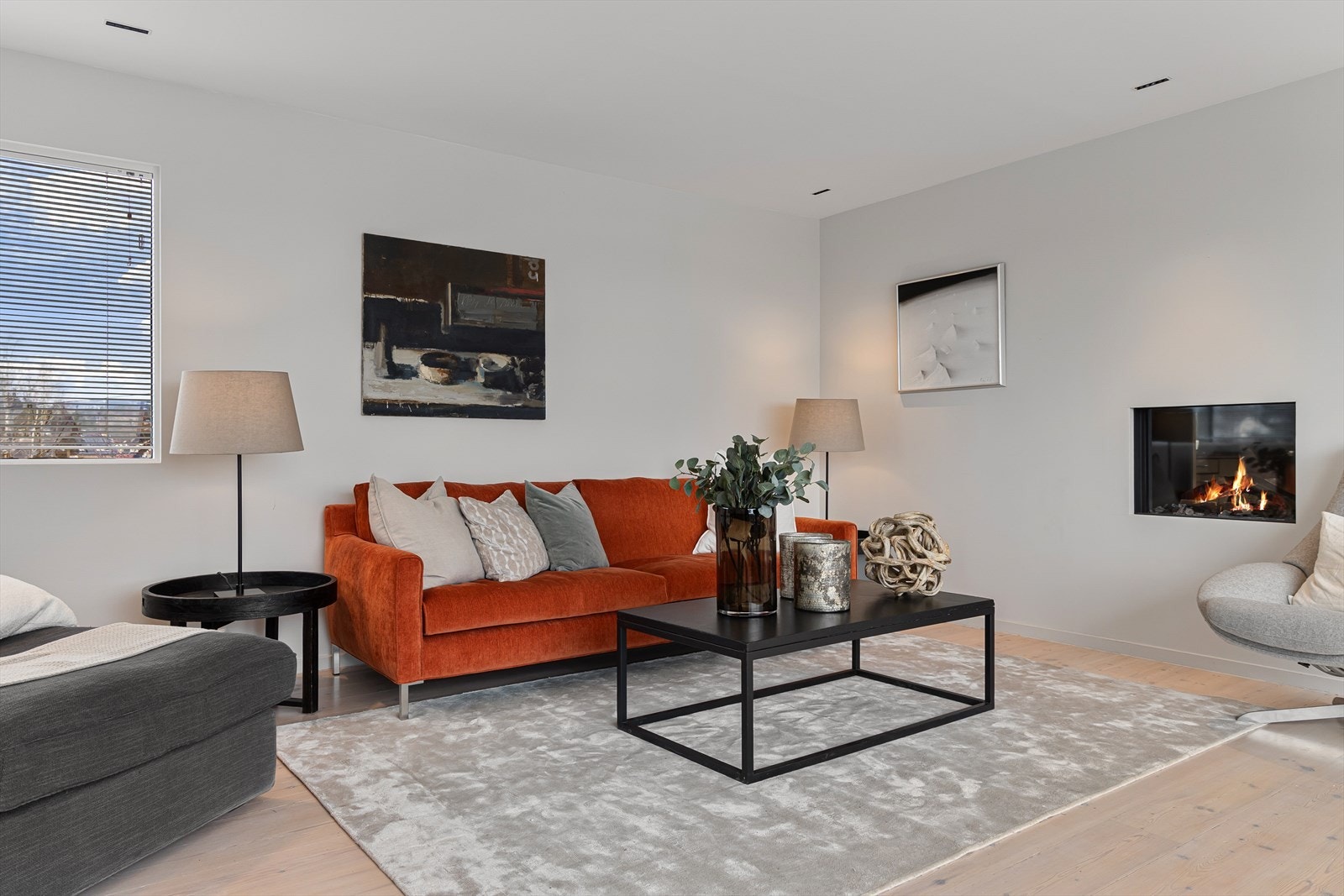 Stuen er boligens naturlige samlingssted for hele familien, og har en nyere gasspeis som gir lun og energieffektiv varme på kalde dager. Galleribilde