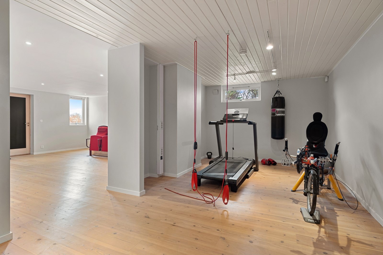 Her er det god plass til sofagruppe, skrivebord, biljardbord, bordtennisbord, bokhyller m.m. Galleribilde