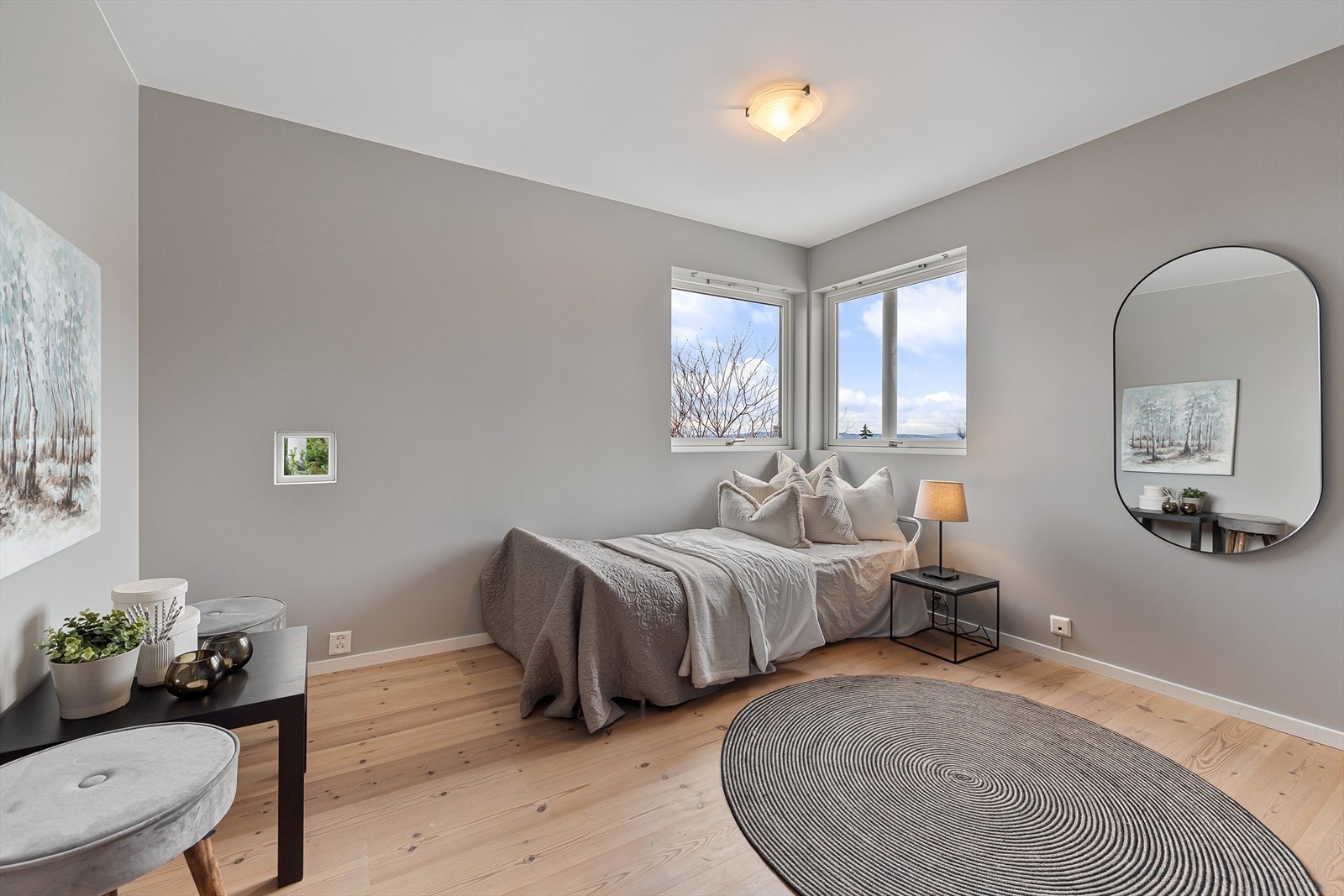 Boligen har 4 tiltalende og luftige soverom, hvorav 2 soverom er i 1. etasje og ett soverom + hovedsoverom er i 2. etasje. Det er flott utsikt fra alle soverom. Galleribilde