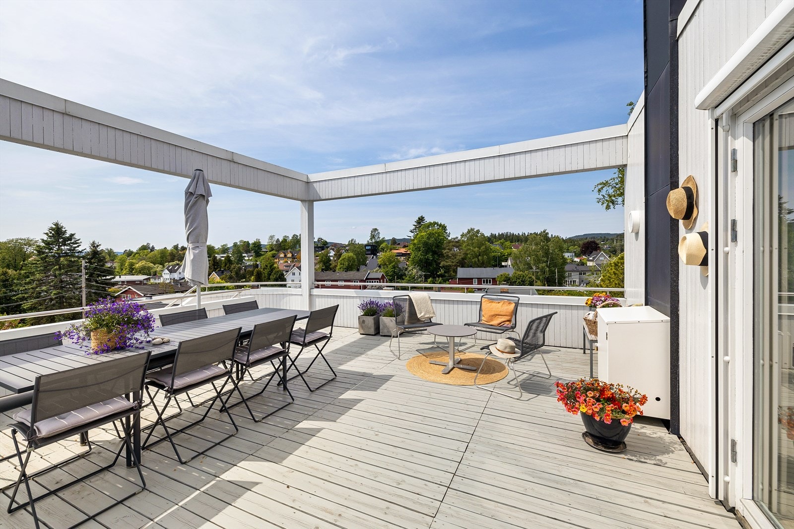Her er det god plass til å innrede i flere soner med sittegrupper, solsenger, grill, blomster e.l. Galleribilde