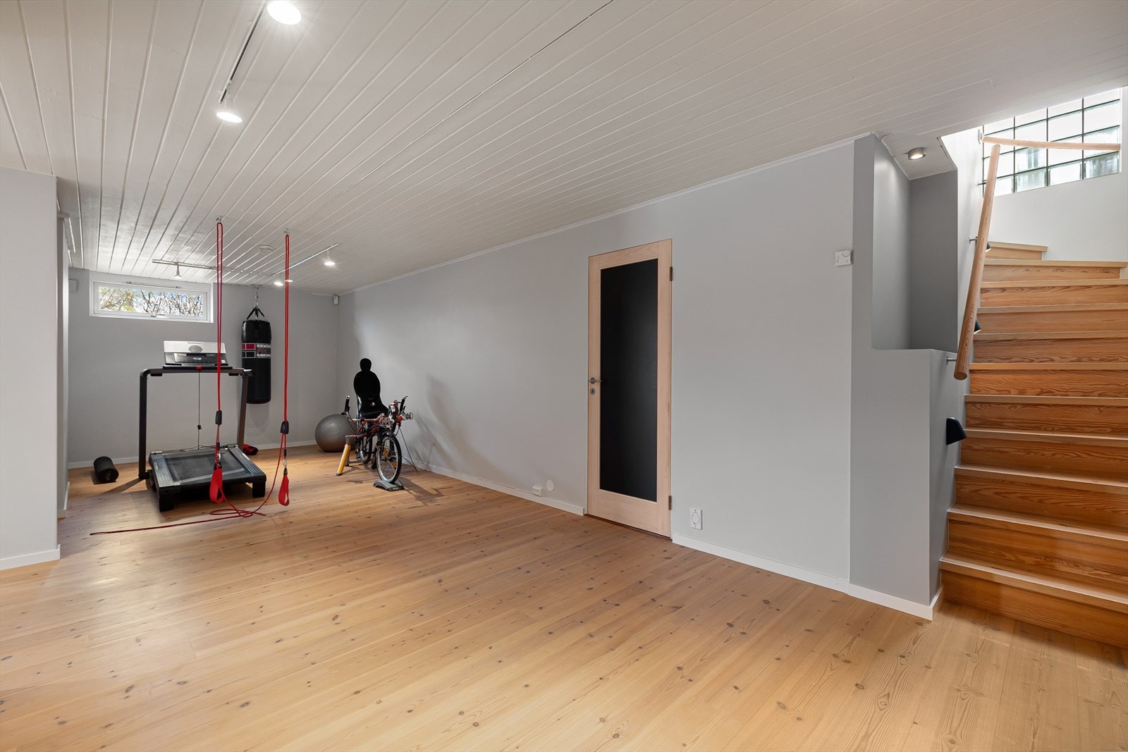 Stor og delikat kjellerstue med gode møbleringsmuligheter. Galleribilde