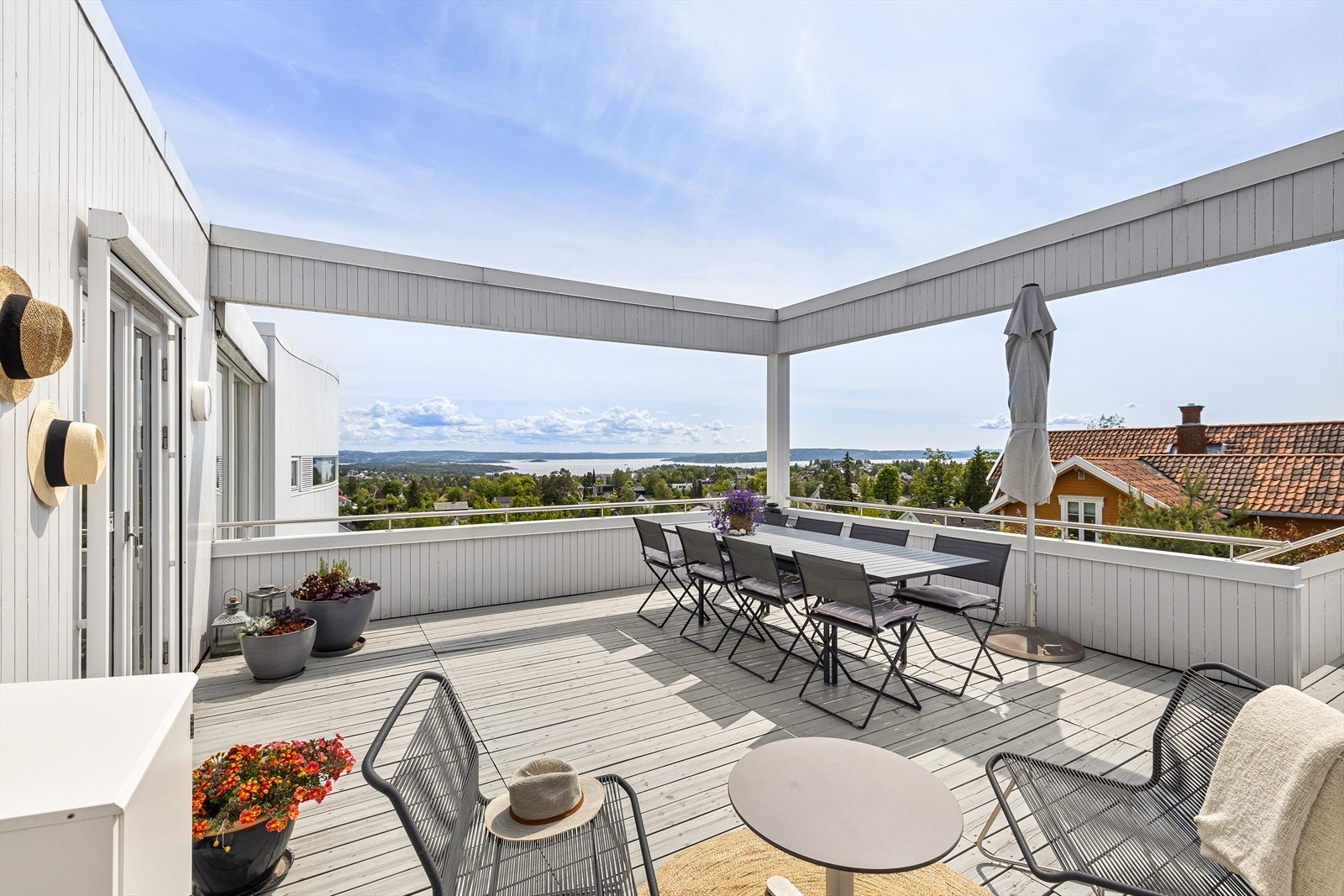 Fra stuen i 2. etasje er det adkomst til en fantastisk takterrasse. Galleribilde
