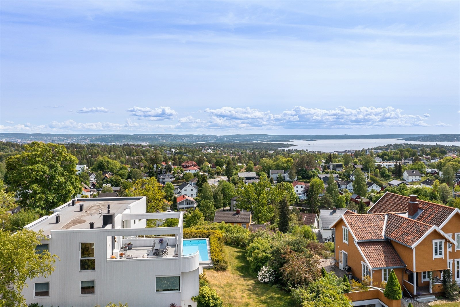 Med gangavstand til alt man måtte trenge i hverdagen, tilbyr denne boligen en perfekt kombinasjon av rolig atmosfære og nærhet til byen. Her vil man trives! Galleribilde