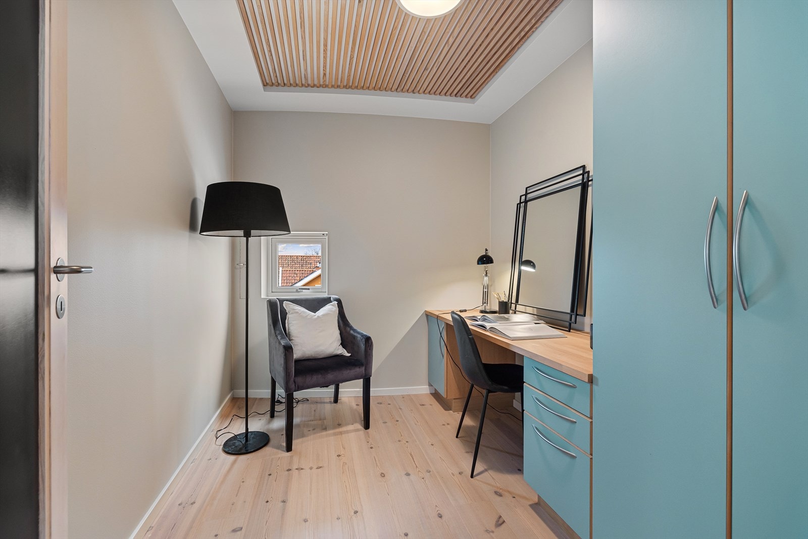 Praktisk kontor eller omkledningsrom Galleribilde