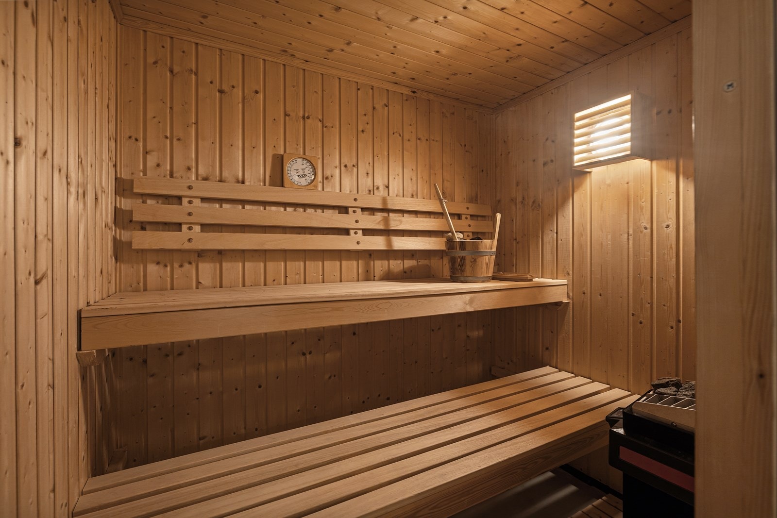 I tilknytning til badet er det adkomst til en flott badstue med panel på vegger og i himling, glassdør og elektrisk badstueovn. Ett perfekt sted å tilbringe på de kaldeste dagene. Galleribilde