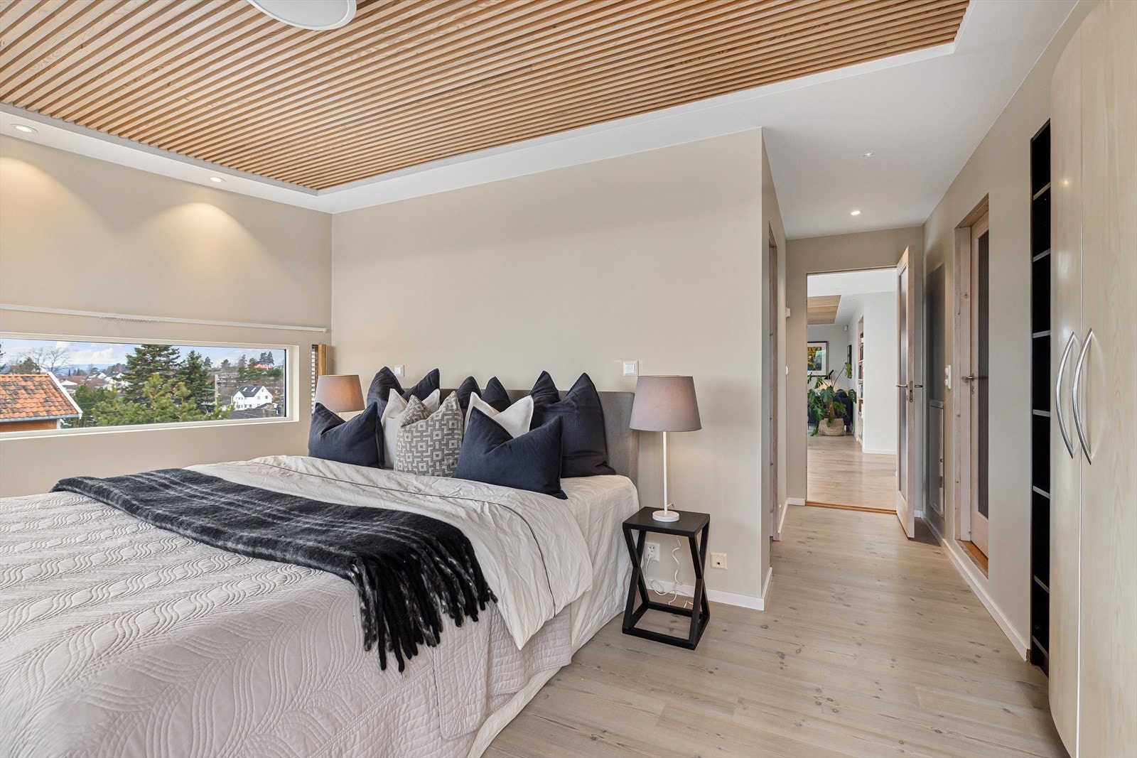 Velkommen til den innbydende masterfløyen; bestående av ett lekkert hovedsoverom, ett innbydende bad, ett praktisk arbeidsrom og en eget walk-in- closet. Galleribilde