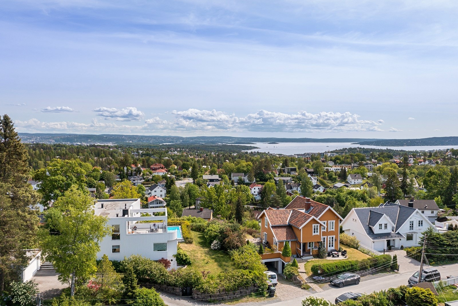 Her bor man i et attraktivt, barnevennlig og rolig villaområde på Jar, samtidig som det er meget sentralt med kort vei til en rekke barnehager, barneskoler, matbutikk og offentlig kommunikasjon. Galleribilde