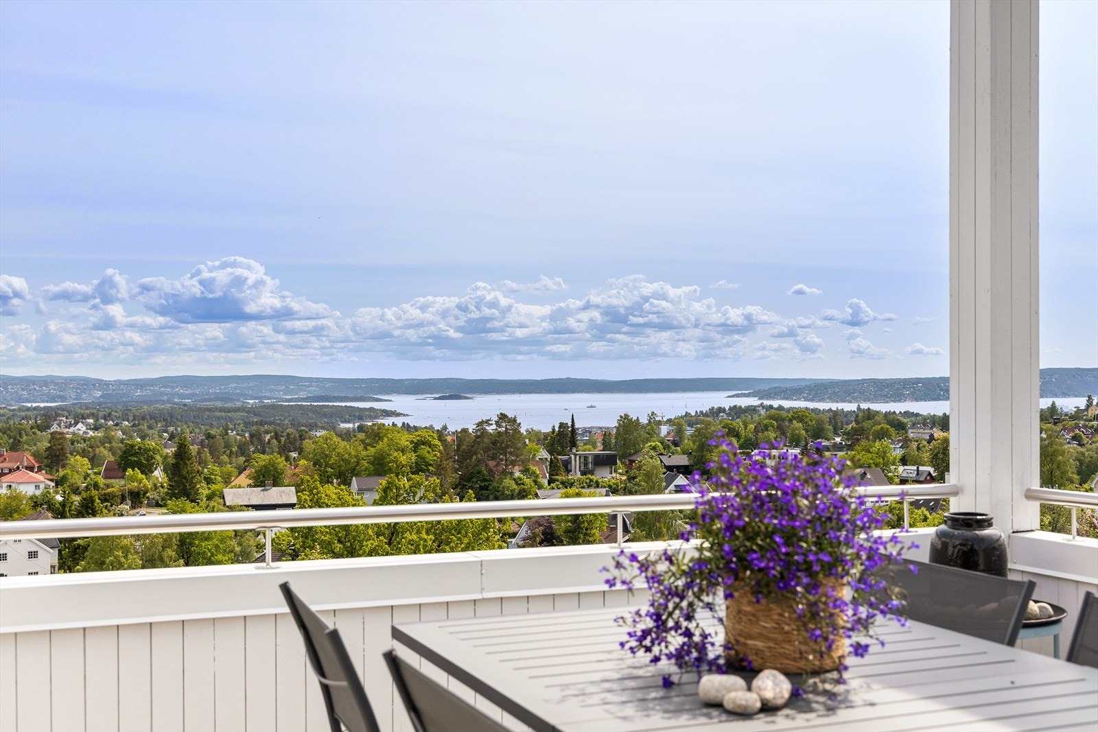 Den fantastiske takterrassen er på ca. ca. 29 M², med solbading fra morgen til kveld. Galleribilde