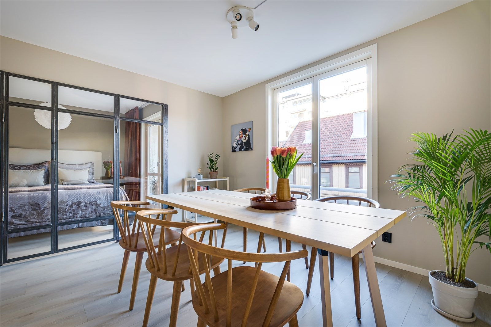 Her er det satt inn en lekker smijernsdør mellom stuen og hovedsoverommet. Galleribilde