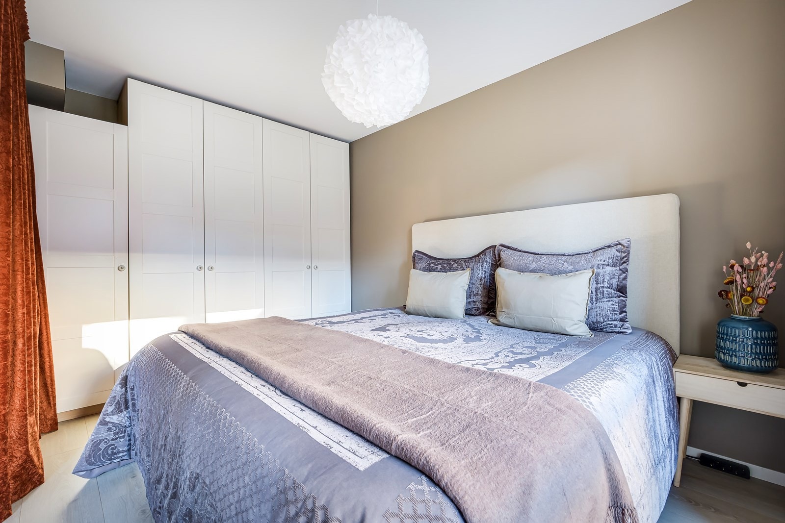 Rommet har gode oppbevaringsmuligheter med praktisk garderobeløsning. Galleribilde