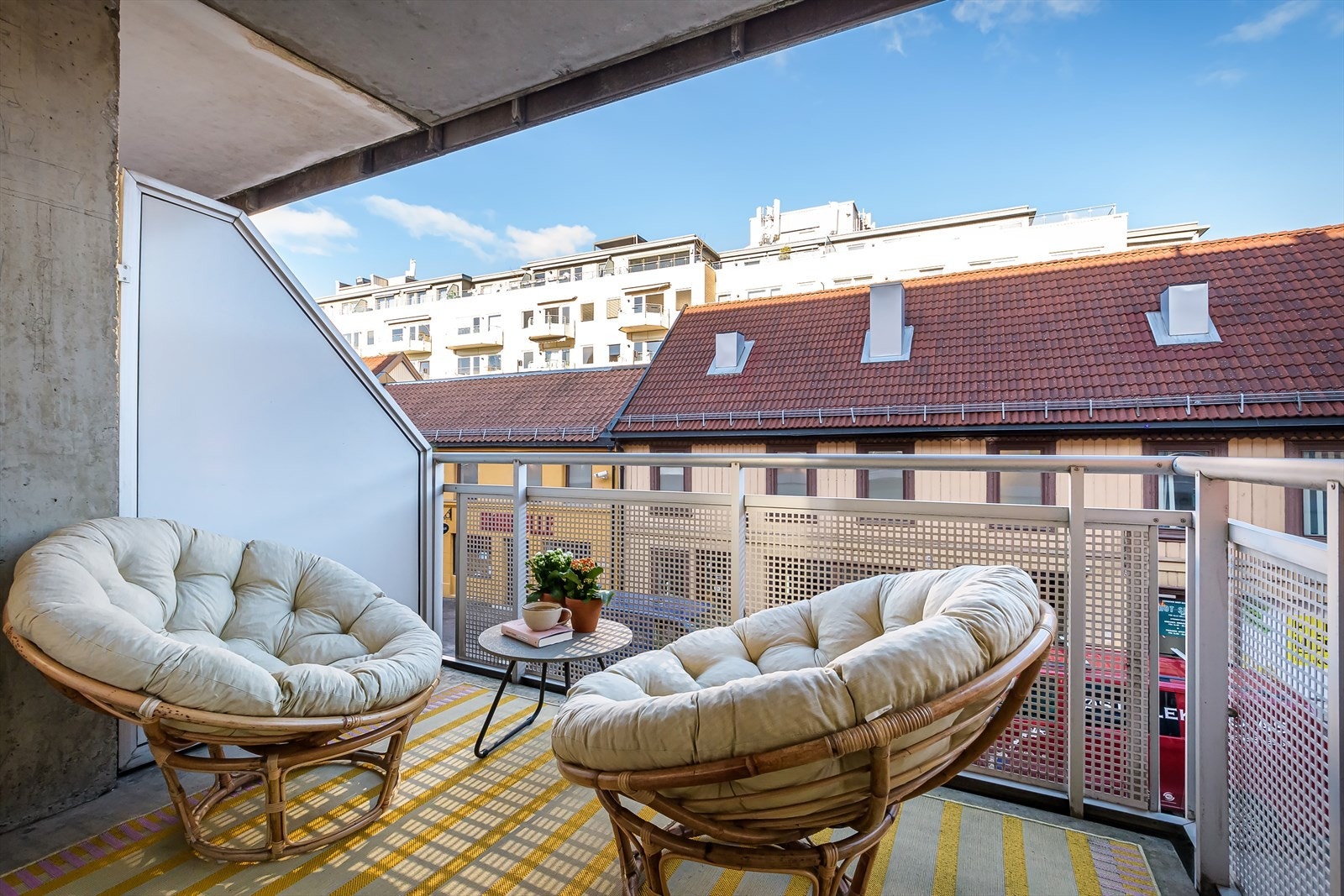 Fra det største soverommet kommer du ut til denne behagelig vestvendte balkongen. Galleribilde