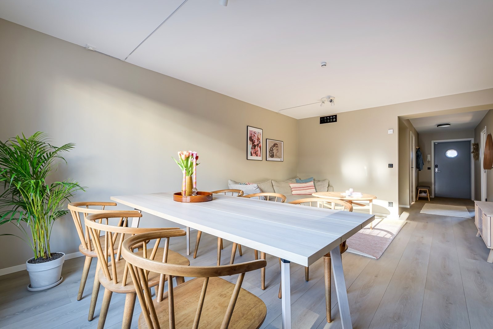 Her har du godt med plass for et langt spisebord, perfekt når man skal invitere gjester over. Galleribilde