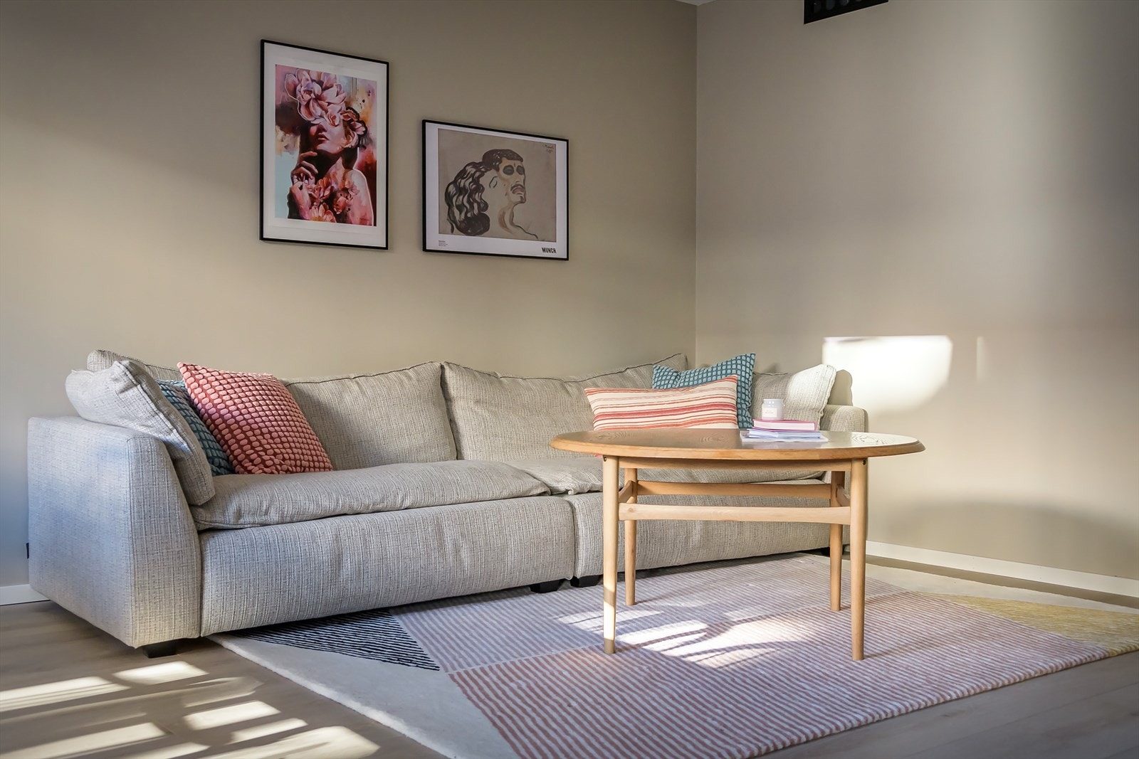 Her er det god plass til en ordentlig sofa- og TV-krok. Galleribilde