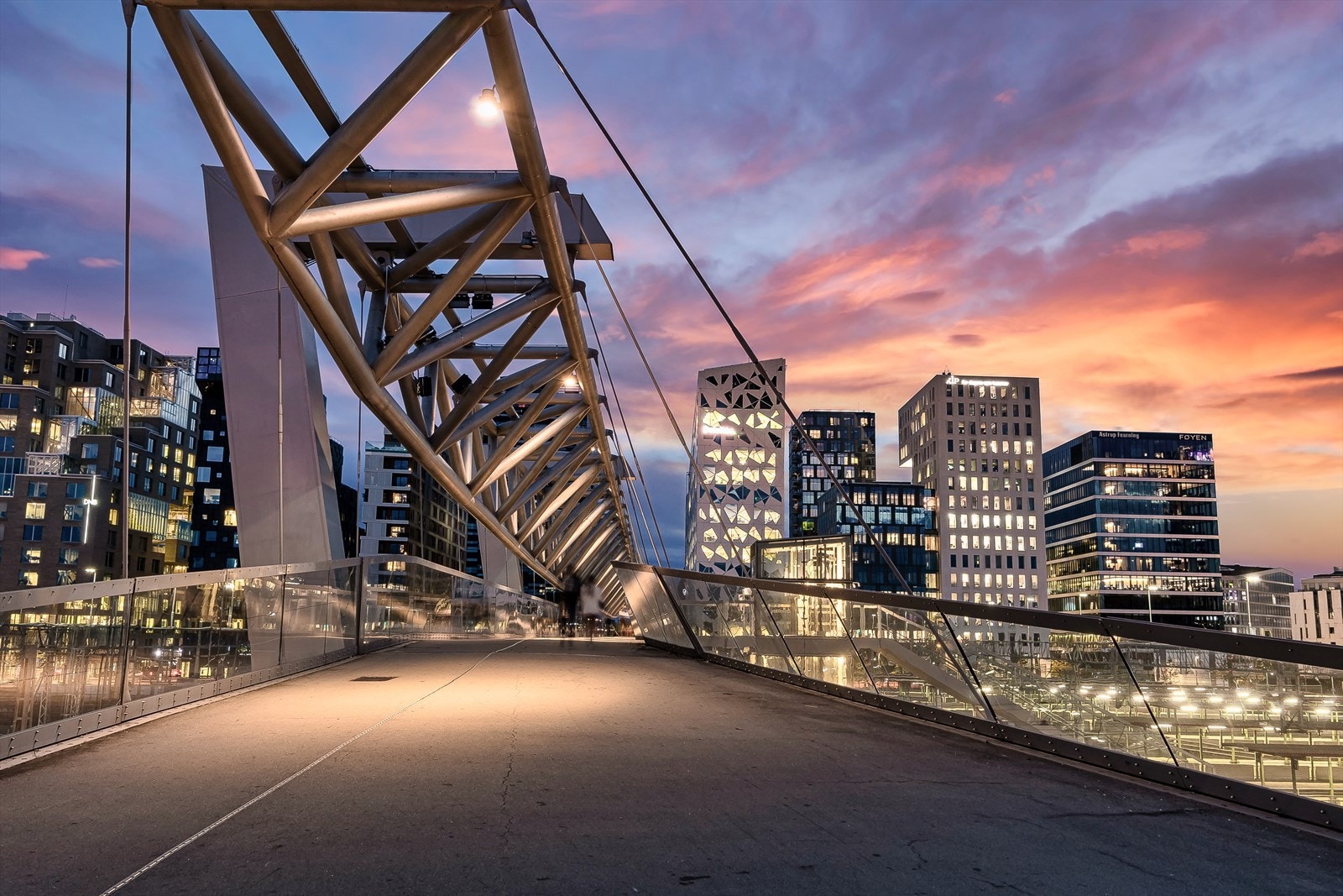 Gangbrua som starter ved foten av Grønland tar deg over til Bjørvika på få minutter. Galleribilde