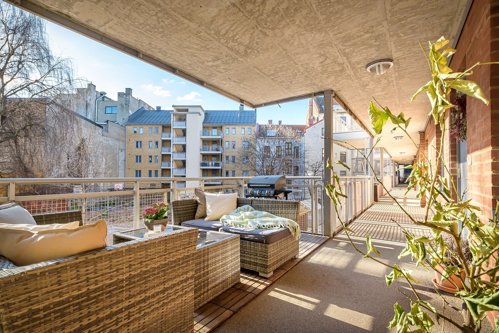 Foran inngangspartiet er det en solrik uteplass hvor middagen kan nytes. På sommerstid fungerer plassen som en forlengelse av stuen. Galleribilde