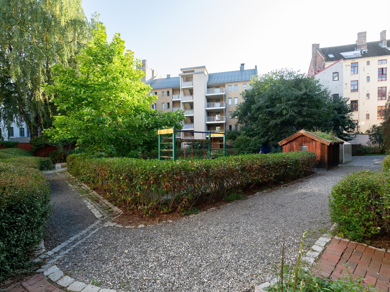 En grønn lunge, midt i sentrum. Interne gangveier fører deg enkelt mellom lekeapparater og inngangsparti. Galleribilde