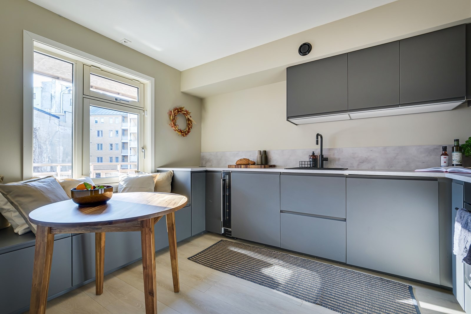 Tilbaketrukket fra stuen finner du et delikat kjøkken fra 2022. Galleribilde