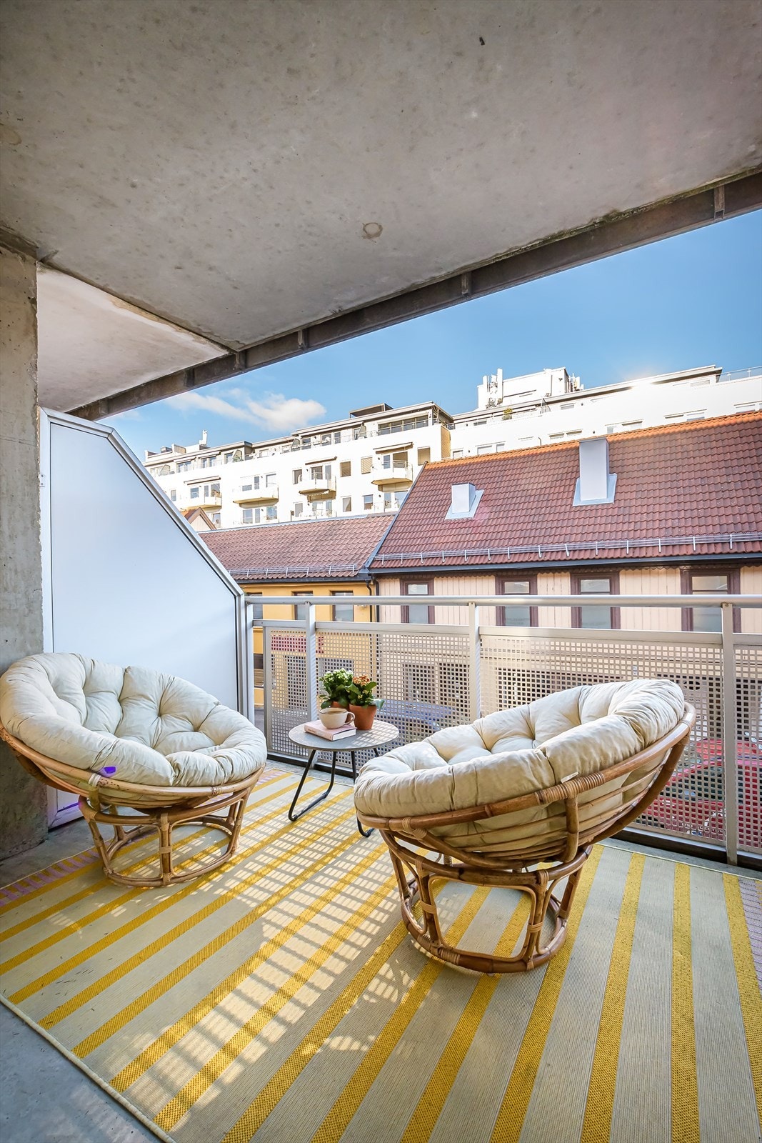 Her kan du trekke deg ut å nyte morgenkaffen mens området våkner til liv. Galleribilde