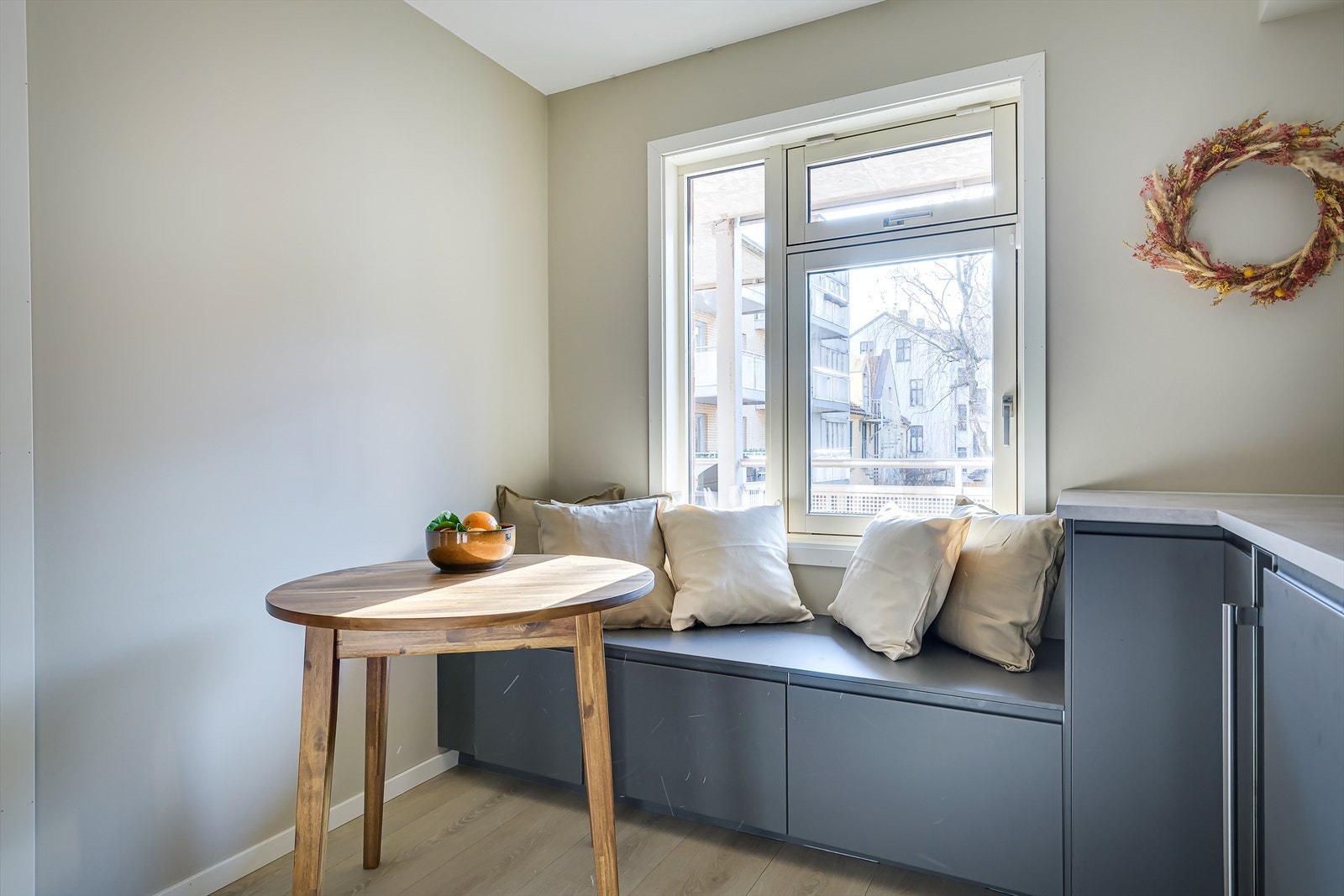 Her er det også en koselig plassbyggd benk, perfekt for frokosten! Galleribilde